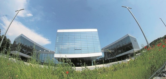 Ogromny budynek Miasteczka Multimedialnego przy ul. Tarnowskiej stoi pusty. Na działce hula wiatr