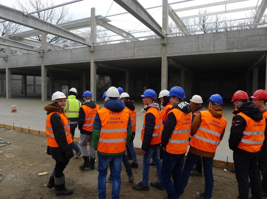 Uczniowie techniku budowlanego przy ZSP nr 8 wizytowali budowę Galerii Tomaszów