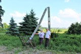 Nawałnica złamała słup, na którym gniazdo miały bociany. Urzędnicy nie chcą pomóc ZDJĘCIA