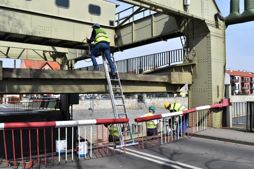 Niezwykle rzadki, bo raz na kilka lat, widok na ten most....