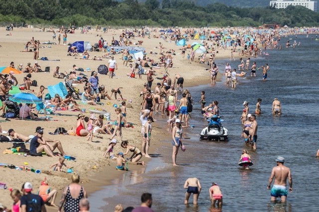 Tłumy plażowiczów w Gdańsku, 19.06.2021