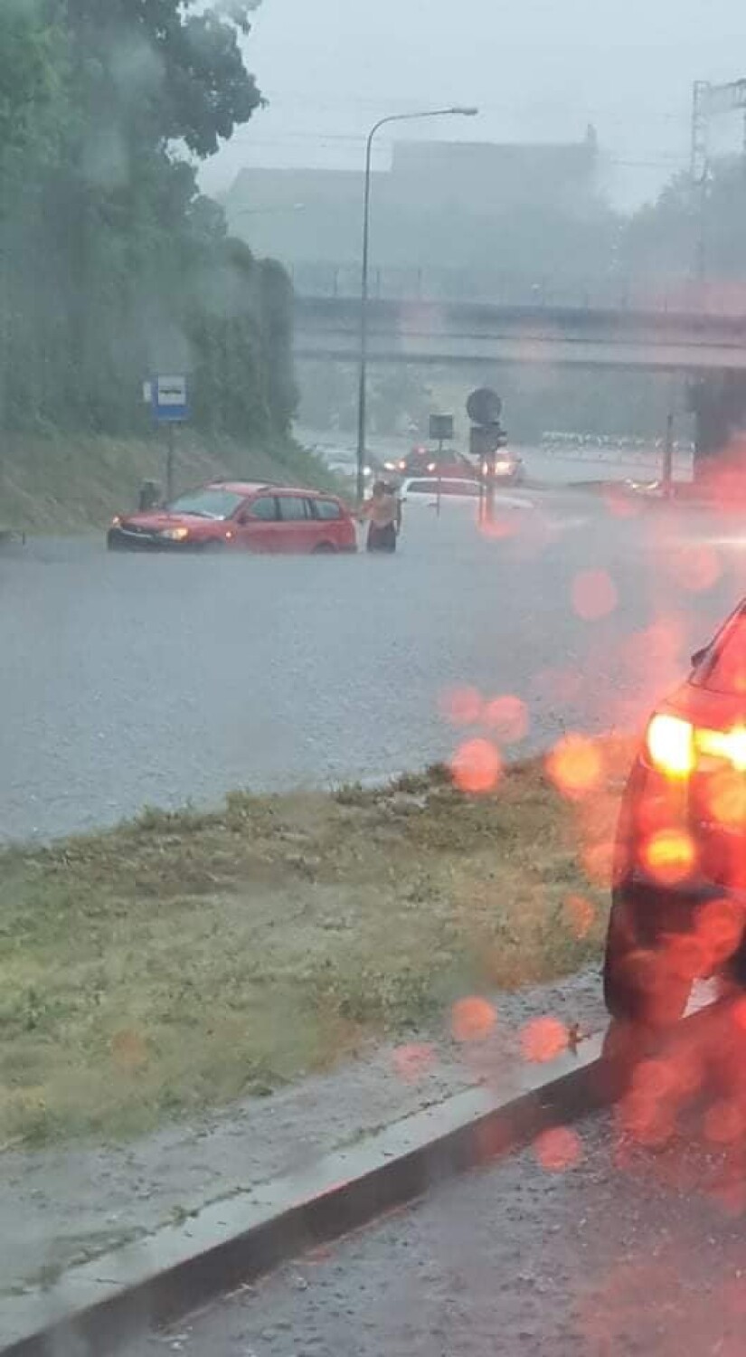 GNIEZNO: POZNAŃ ZALANY! Na pomoc jadą okoliczne jednostki straży pożarnej z powiatu gnieźnieńskiego! [FOTO]