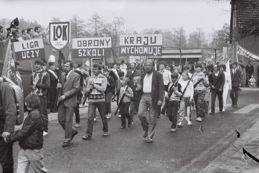 Tak przed laty 1-majowy pochód świętowano w Łagowie. Perła Ziemi Lubuskiej na archiwalnych zdjęciach, zrobionych w ówczesne Święto Pracy