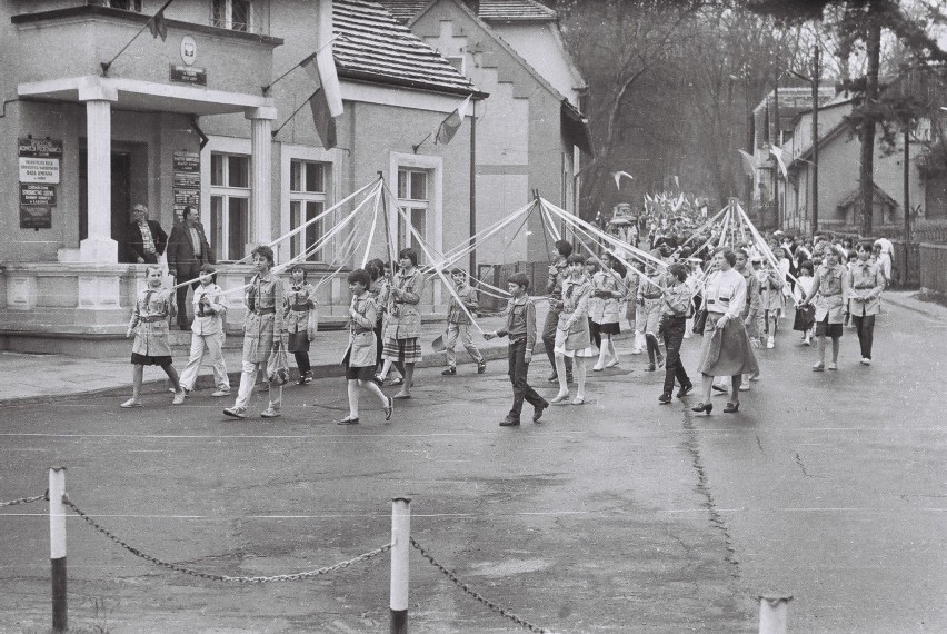 Tak przed laty 1-majowy pochód świętowano w Łagowie. Perła Ziemi Lubuskiej na archiwalnych zdjęciach, zrobionych w ówczesne Święto Pracy