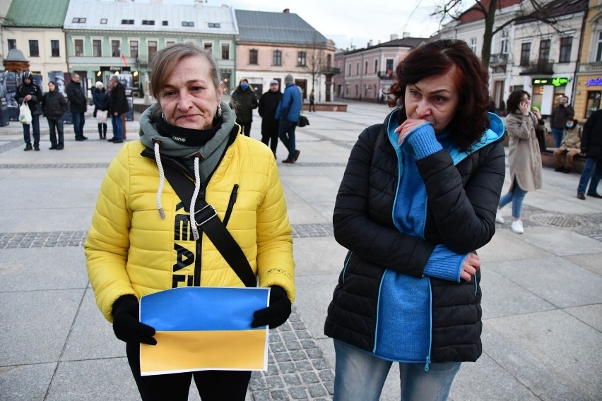 Kielce sercem z Ukrainą. Dużo łez i emocji podczas manifestacji na Rynku [ZDJĘCIA, ZAPIS TRANSMISJI]