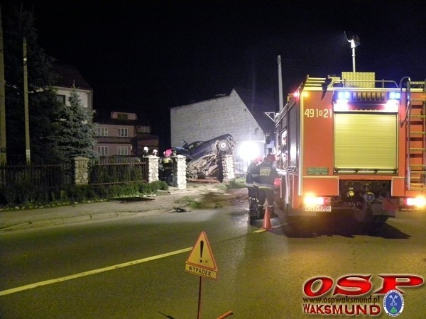 Nocny wypadek w Waksmundzie. Auto zawisło na płocie