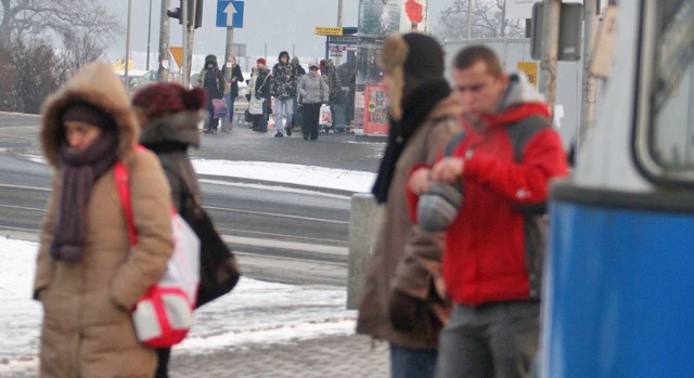 Niektórzy pasażerowie przebiegają na czerwonym świetle, by zdążyć na tramwaj