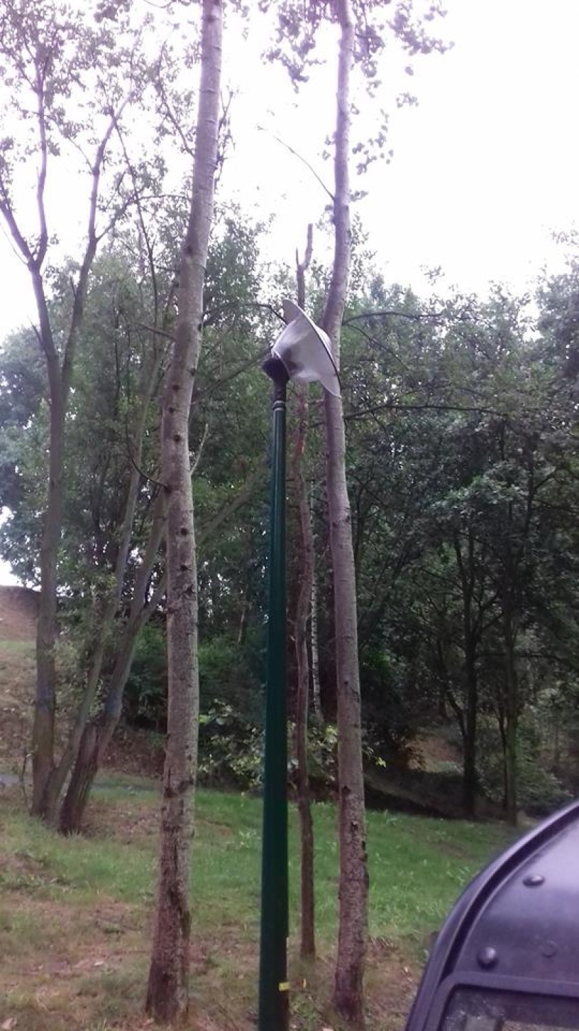 Wandale niszczyli klosze na terenie parku rozrywki