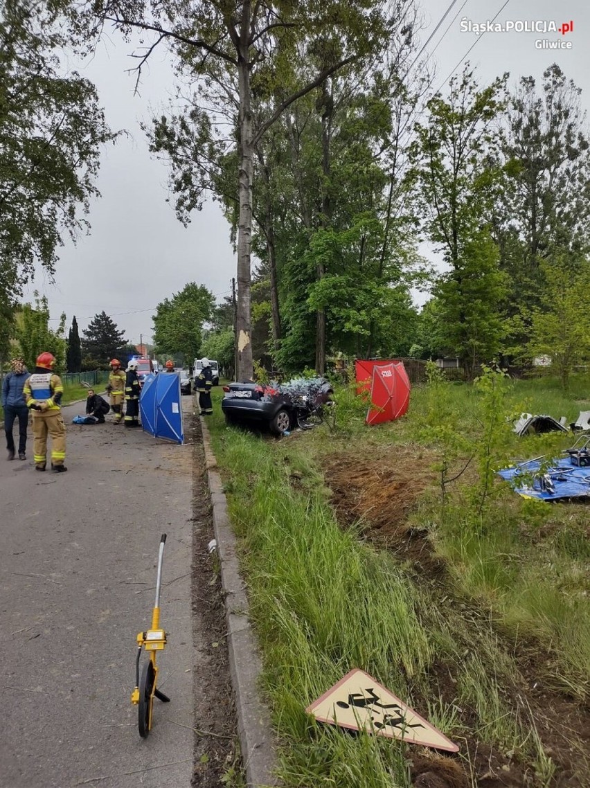 Koszmarny wypadek w Pilchowicach. Samochód uderzył w drzewo, dwie osoby nie żyją