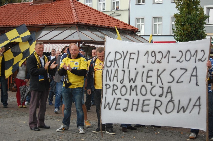 Sympatycy Gryfa Orlex Wejherowo manifestowali pod Urzędem Miasta