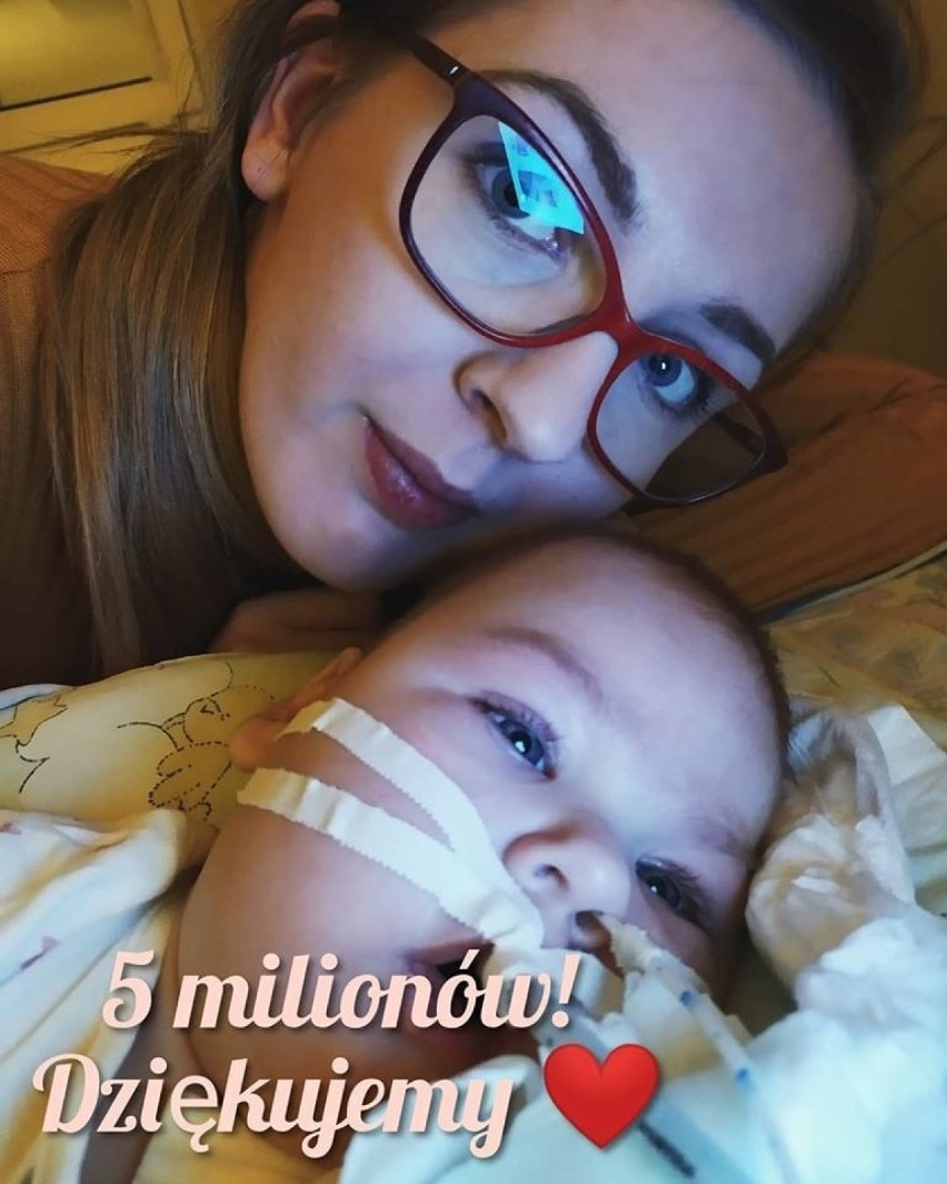 Trwa wyścig z czasem o życie małej Julki. Zebrano już ponad 5 mln zł na terapię!