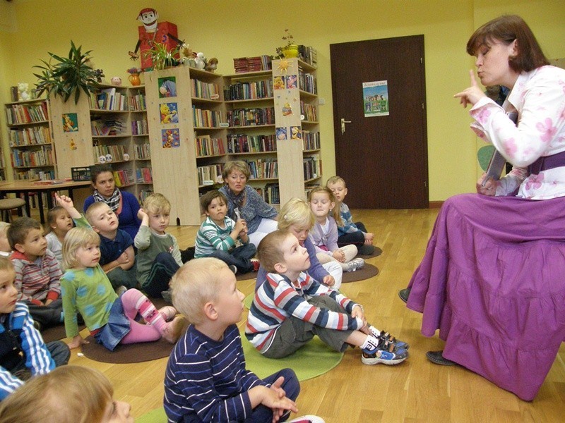 Miejska Biblioteka Publiczna w Chojnicach: Spotkanie przedszkolaków z Anną Czerwińską-Rydel [FOTO]