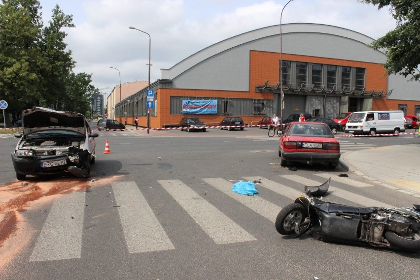 Wypadek na Wólczańskiej w Łodzi.  Zderzenie samochodu ze skuterem. Ranny kierowca [ZDJĘCIA]