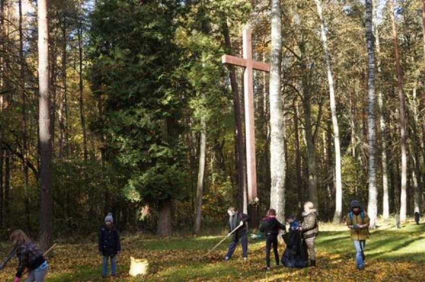 Leśnicy i uczniowie posprzątali groby