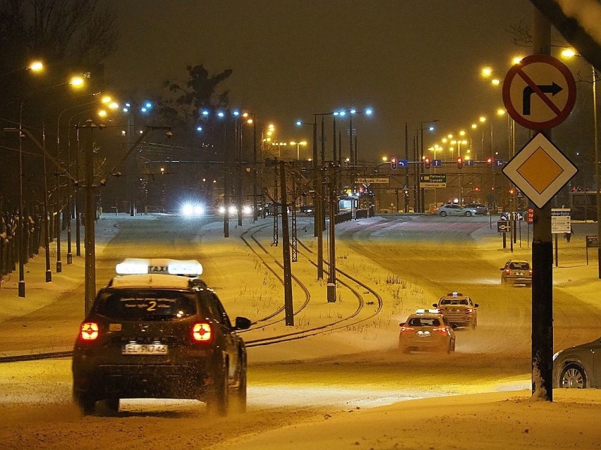 Opady śniegu i mróz. Fatalne warunki na łódzkich drogach! Sprawdziliśmy jak wyglądają jezdnie w Łodzi w sobotni wieczór. ZDJĘCIA