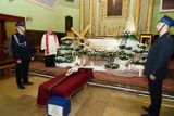 Liturgia Wielkiego Piątku w Kazimierzy Wielkiej. Po zakończeniu wieczornego nabożeństwa rozpoczęła się adoracja Grobu Pańskiego