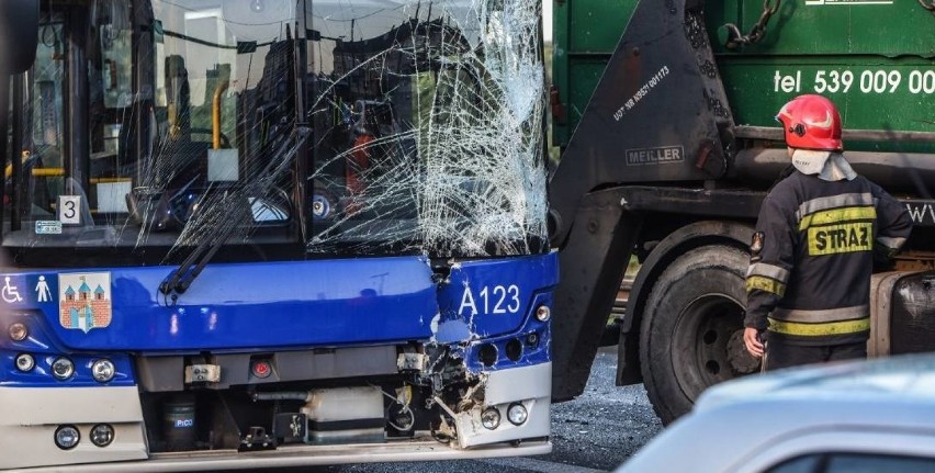 Do zdarzenia doszło około godziny 7 przy dojeździe do ronda...