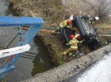 Wypadek w Dąbrówce Gorzyckiej. Kierowca renault wpadł w poślizg na moście i dachował. Do szpitala trafiło ranne dziecko [ZDJĘCIA]