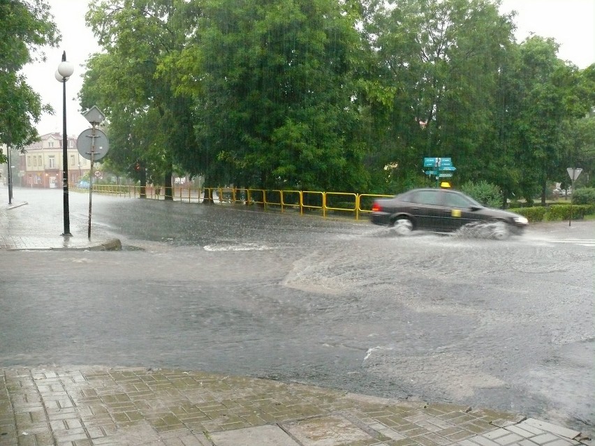 Chełm pod wodą: Zalane ulice, utrudnienia w ruchu