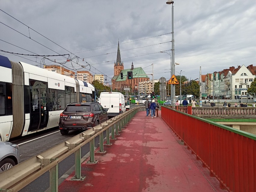 Zablokowane torowisko i jezdnia na Wyszyńskiego. Zepsuł się...