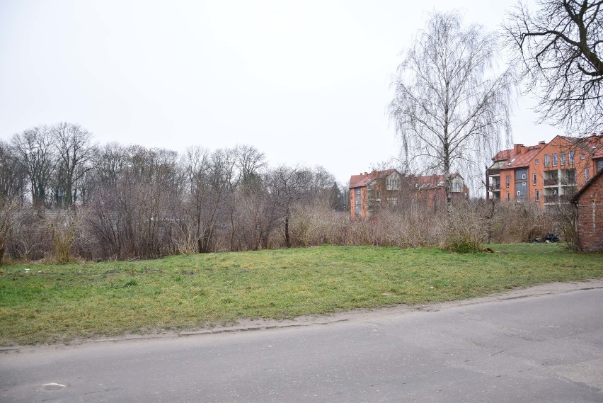 Budynek socjalny ma powstać na tyłach istniejących domów.