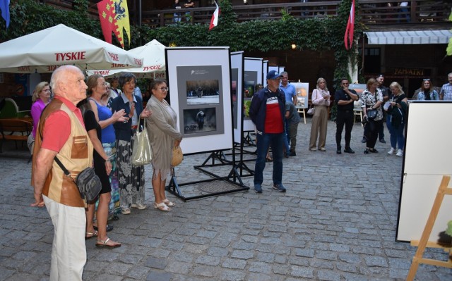 Na zamku w Golubiu-Dobrzyniu otwarto wystawę fotografii „Historia Światłem Malowana”. Zobacz zdjęcia z wernisażu