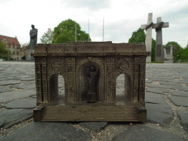 Miniatura Pomnika Wdzięczności