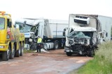 Wypadek trzech ciężarówek w Kamieniu. Dwie osoby trafiły do szpitala [zdjęcia]