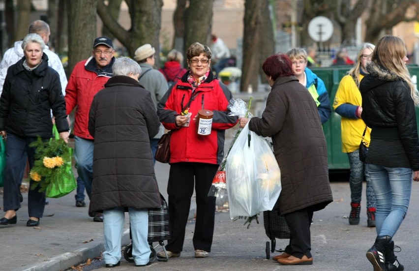 Hospicjum dla dzieci w Gdyni. Na cmentarzach kwestuje nie tylko młodzież [ZDJĘCIA]