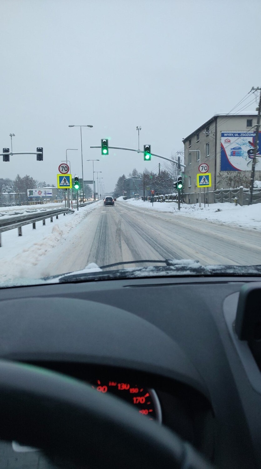 Tragiczna sytuacja na drogach w woj. śląskim! Bardzo ślisko, drogi zakorkowane, przystanki nieobsługiwane... - policja ostrzega!