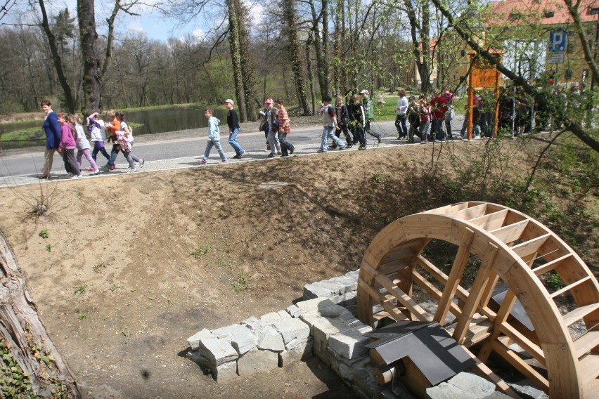 Nowy parking w Rudach Raciborskich. Takiego nie ma nigdzie! [ZDJĘCIA+WIDEO]