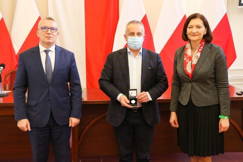 Medycy z Podkarpacia odebrali pamiątkowe monety od Narodowego Banku Polskiego za walkę z pandemią koronawirusa [ZDJĘCIA]