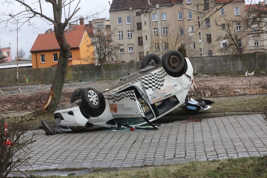Wypadek na ulicy Słubickiej, ranny instruktor nauki jazdy odwieziony do szpitala