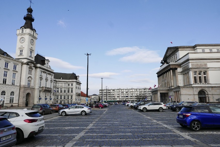 Co ze zmianami na Placu Teatralnym w Warszawie? Od lat zapowiadana jest tutaj zieleń i likwidacja parkingu. Na podziemny nie ma pieniędzy