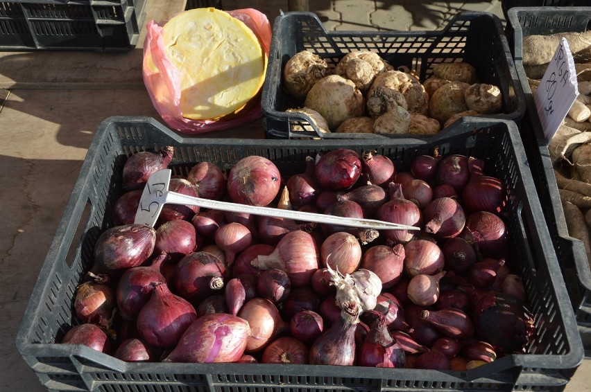 Na rynku w Skierniewicach coraz większy wybór owoców i warzyw. Sprawdziliśmy co i w jakiej cenie można kupić [ZDJĘCIA]