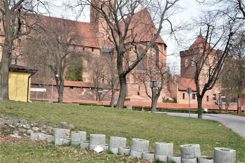 Malbork. W Zewnętrznym Muzeum Fortyfikacji ktoś zamieszkał. To nie jedyne wątpliwe atrakcje, na jakie natknąć się można w centrum miasta