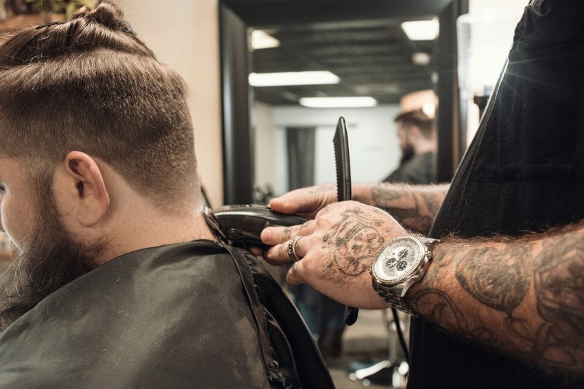 Kiedy będą otwarte salony fryzjerskie i salony kosmetyczne? Przewidują to etapy luzowania obostrzeń przez polski rząd 