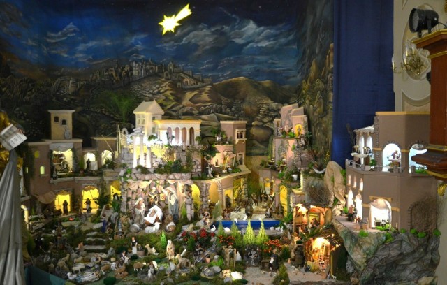 Każdego roku rzesze wiernych odwiedzają szopkę bożonarodzeniową oo. bernardynów w Alwerni. Ma wiele ruchomych postaci i zajmuje powierzchnię dziesięciu metrów kwadratowych.