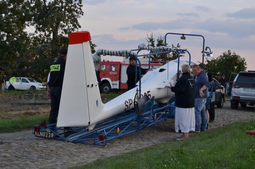 Szybowiec spadł w Rąbczynie pod Ostrowem: Dziś, przed...