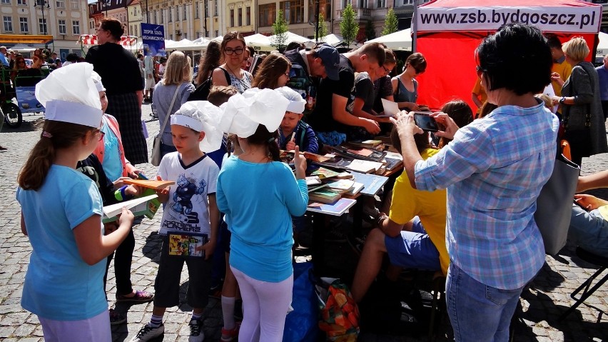 Ogólnopolskie Święto Wolnych Książek na Starym Rynku w Bydgoszczy [zdjęcia] 