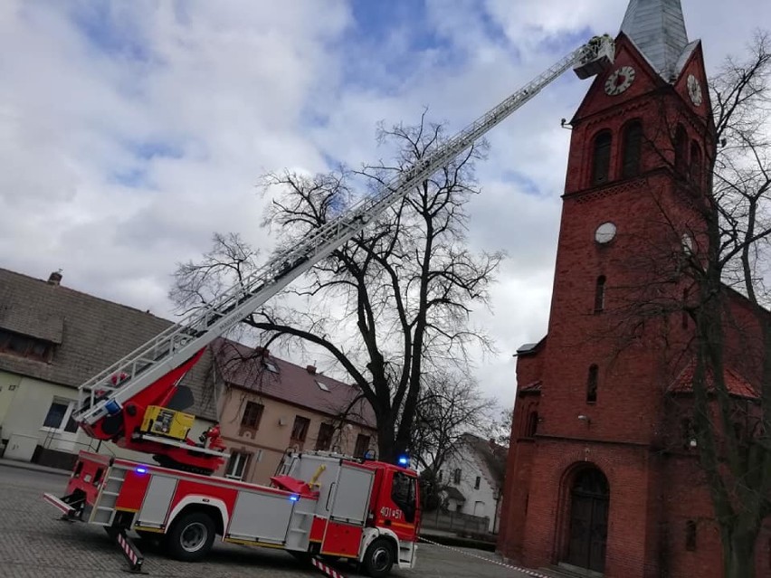 Kościół w Budzyniu ucierpiał przez silny wiatr. Podmuchy uszkodziły jego dach (FOTO)