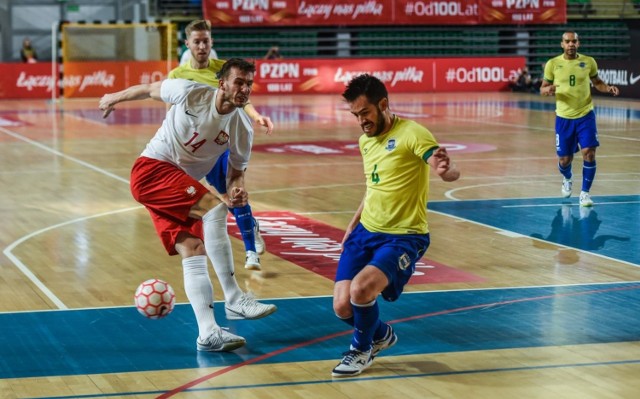 W towarzyskim meczu futsalu rozegranym w bydgoskiej Łuczniczce Polska przegrała z Brazylią 2:7 (1:2). 
Bramki: Robert Gładczak (2.31), Mikołaj Zastawnik (27.13) - Gadeia (6.32), Piotr Łopuch (18.50 - samobójcza), Daniel (23.17), Bateria (24:26), Ferao 2 (29.37, 30.18), Marlon (31.59).
POLSKA: Kałuża - Łopuch, Zastawnik, Lutecki, Kriezel oraz Kubik, Gładczak, Solecki, Marek, Grubalski, Leszczak, Czyszek, Wilk.
BRAZYLIA: Roncaglio - Gadeia, Marlon, Ferrao, Daniel  oraz Bateria, Santana, Fits, Rafael Rato, Fernando, Paradyński.

To było drugie spotkanie obu drużyn. Dwa dni wcześniej w Koszalinie biało-czerwoni przegrali 1:5. W Bydgoszczy do przerwy Polacy toczyli w miarę wyrównany bój z rywalami ze światowej czołówki. Dopiero po przerwie zaczęli tracić gole. Jednak i tak byli zadowoleni z tych sprawdzianów z przeciwnikiem z absolutnego topu. 
100. mecz w polskich barwach rozegrał Michał Kubik (nr 2), który został uhonorowany specjalną paterą. W ekipie biało-czerwonych zagrał Tomasz Kriezel (nr 13) z FC Toruń. 


Co zabija Polaków?

