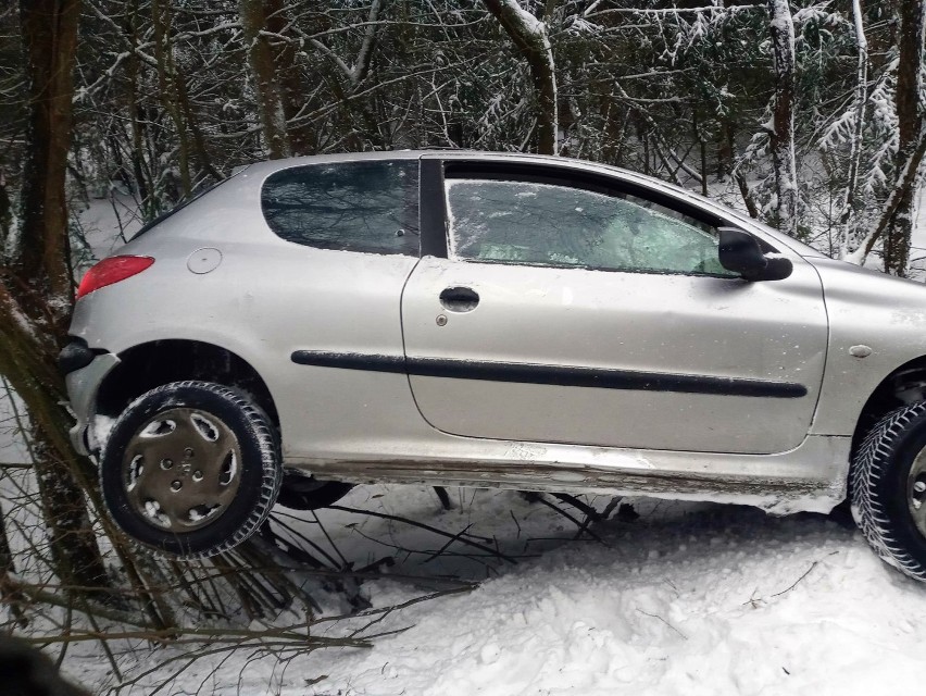 Peugeot złapał pobocze. Strażacy z Sowna, Żarowa i Stargardu zakończyli poniedziałek i rozpoczęli wtorek od działań przy zdarzeniu drogowym