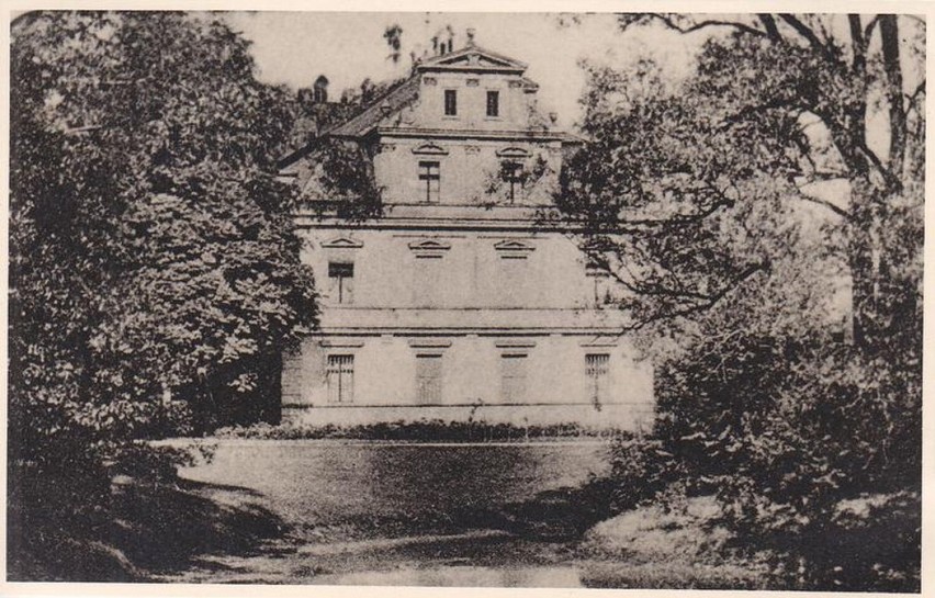 Lata 1920-1940. Pałac w Łabędach.