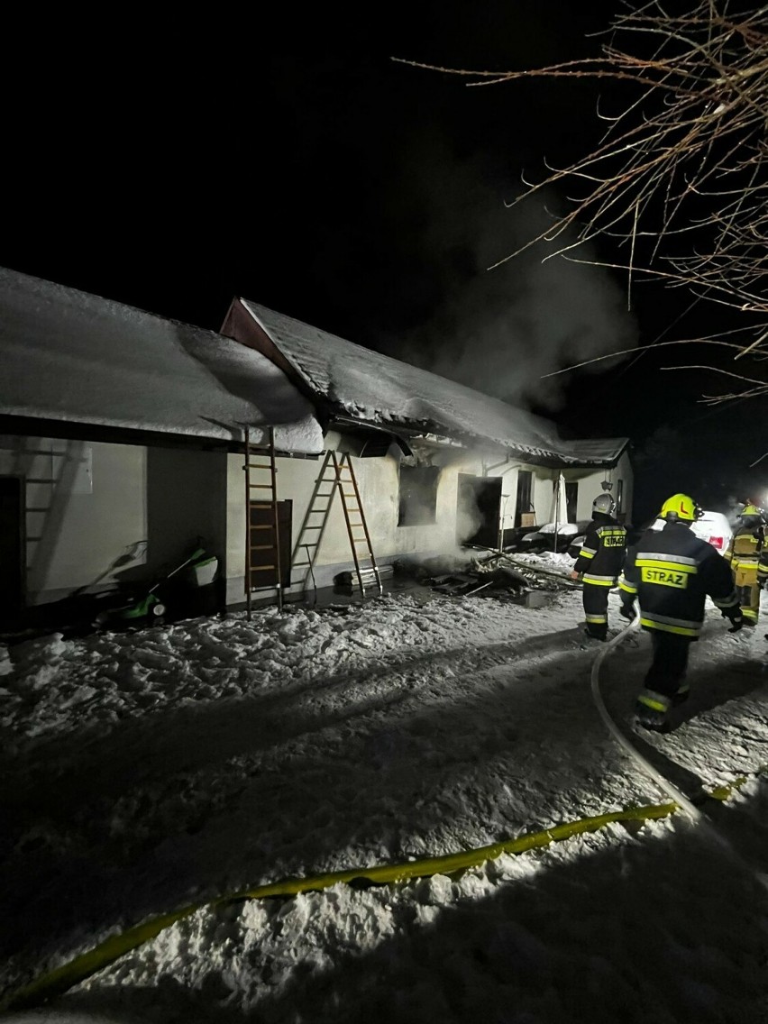 Pożar domu jednorodzinnego w Przyborowie, kobieta z oparzeniami trafiła do szpitala