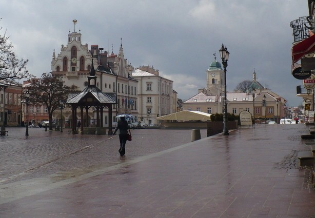 Po wyjściu z podziemi Rynek wita nas niestety deszczem.