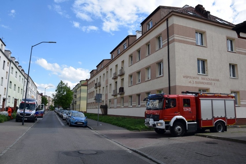 Niezwykła akcja ratunkowa w Stargardzie. Strażacy zwieźli kobietę z II piętra na podnośniku koszowym i przekazali ratownikom z pogotowia