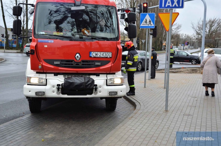 Wypadek na skrzyżowaniu ulic Wieniecka - Budowlanych we Włocławku. Jedna osoba w szpitalu [zdjęcia]