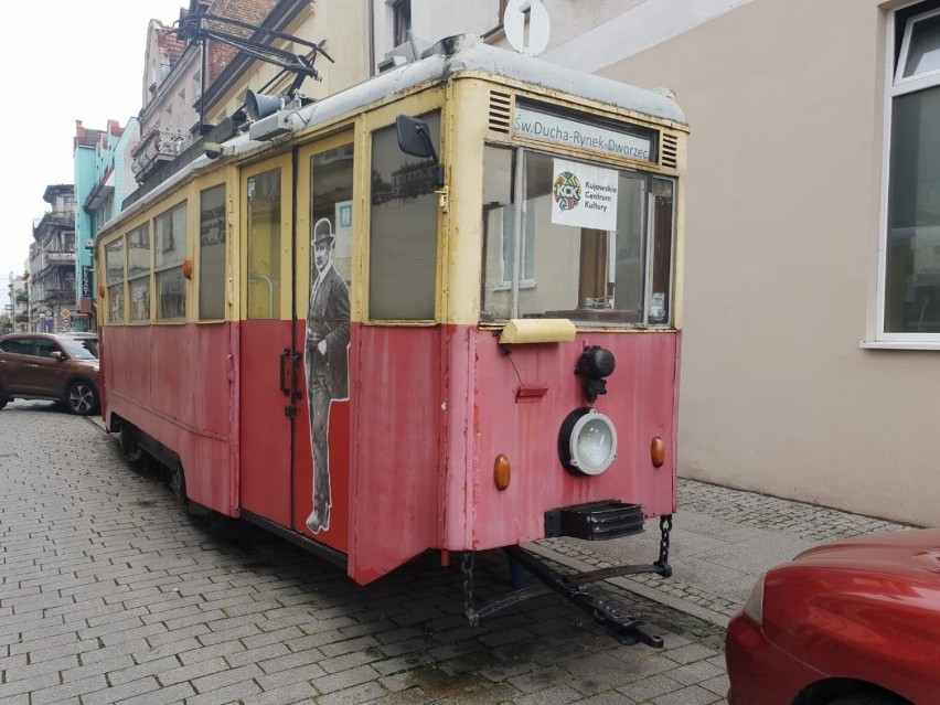 Na zdjęciach tramwaj w Inowrocławiu przed i po remoncie