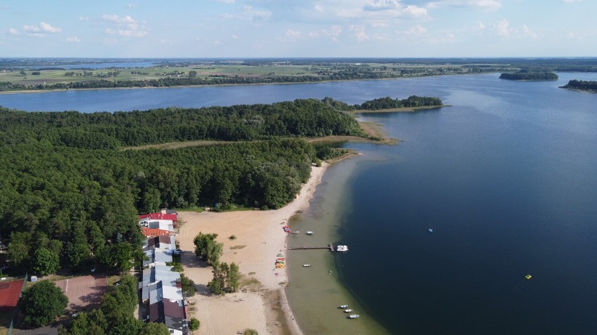 Wspaniałe Jezioro Niedzięgiel z lotu ptaka. Tak wygląda „Wielkopolska Ibiza” z góry! [FOTO]